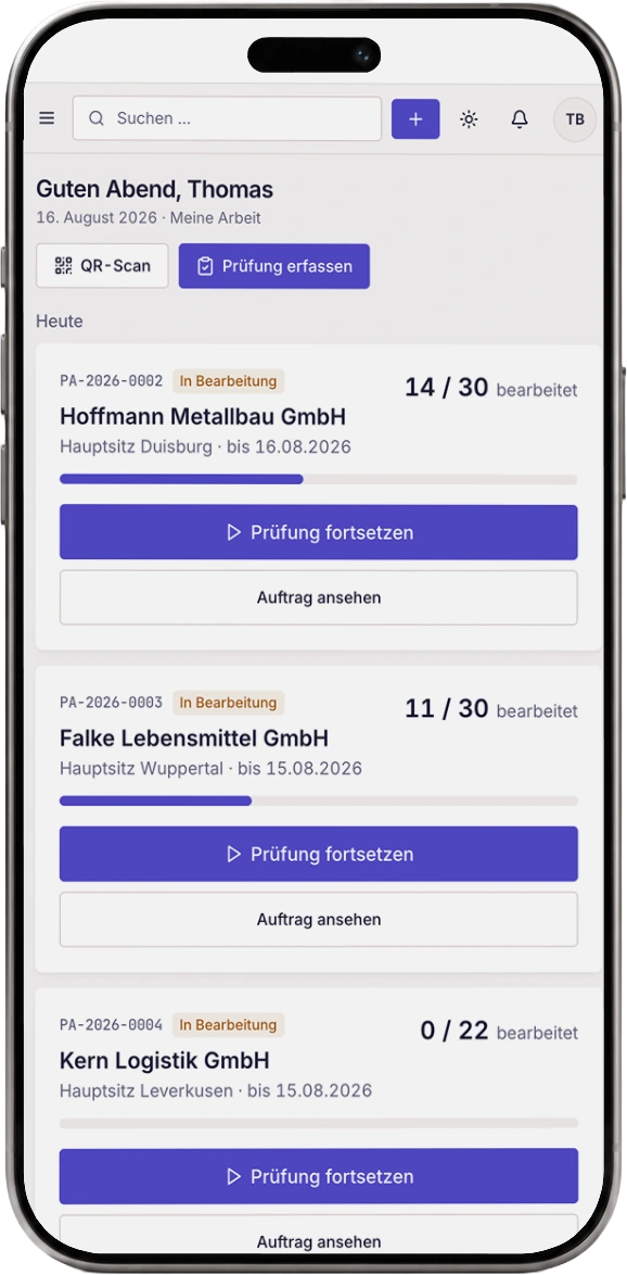 Prüferansicht auf dem Smartphone: laufende Prüfaufträge mit Fortschritt, QR-Scan und Prüfung fortsetzen